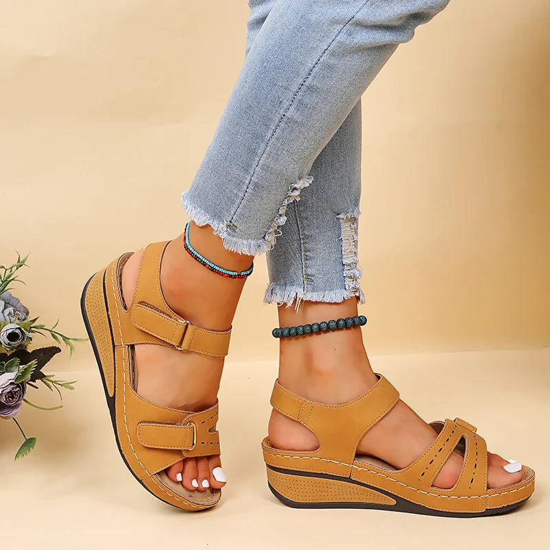 Sandalias Celeste camel de cuña con tira al tobillo y puntera abierta