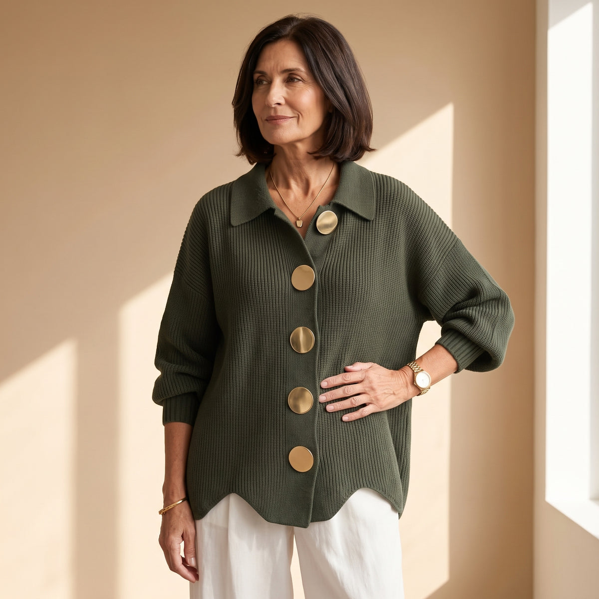 Cárdigan oversize verde oliva de punto acanalado con botones dorados y cuello solapa