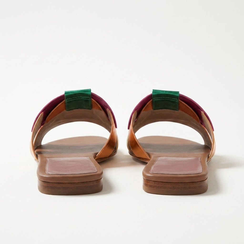 Sandalias Sublim marrón con tiras verde y fucsia, plantilla rosa y suela baja.