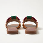 Sandalias Sublim marrón con tiras verde y fucsia, plantilla rosa y suela baja.