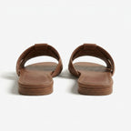 Sandalias Sublim marrón oscuro con pulsera y plantilla marrón, suela plana ancha.