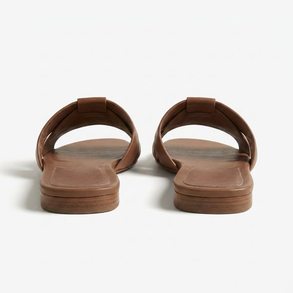 Sandalias Sublim marrón oscuro con pulsera y plantilla marrón, suela plana ancha.