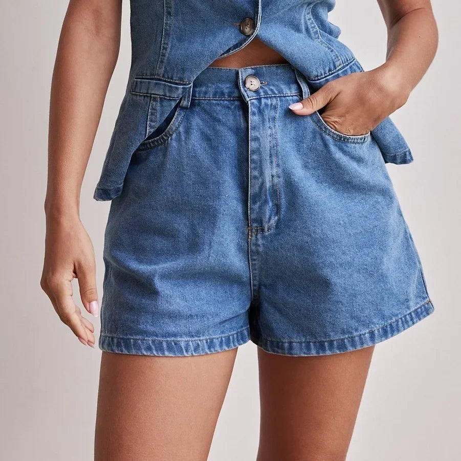 Shorts denim azul claro con botones metálicos y pretina con pinzas