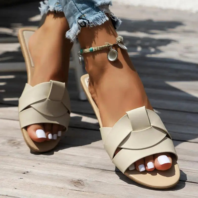 Sandalias Noa beige con doble tira cruzada y suela plana para uso diario