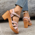 Sandalias rosadas con pulsera en el tobillo y trenzado en la tira, tacón de cuña