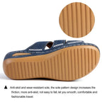 Sandalias azules, suela con dibujo antideslizante y costuras blancas