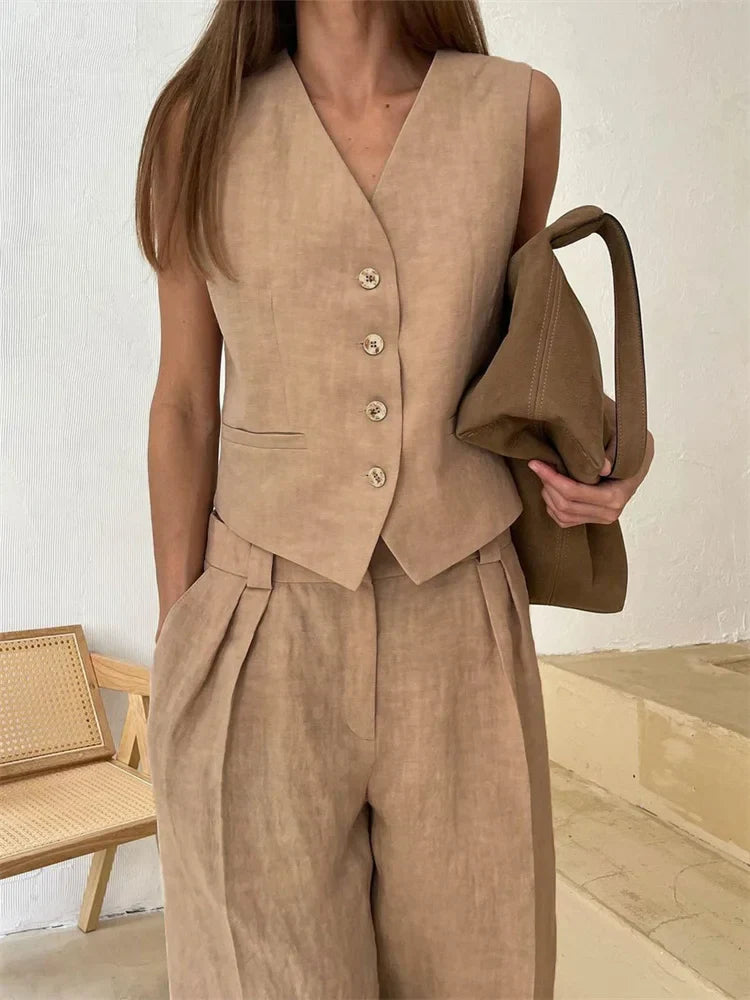 Conjunto de lino color caqui: chaleco cruzado con botones y pantalón recto