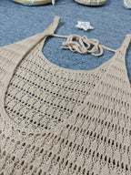 Vestido Cala Nerea: detalle del escote redondo y calados en tejido de ganchillo