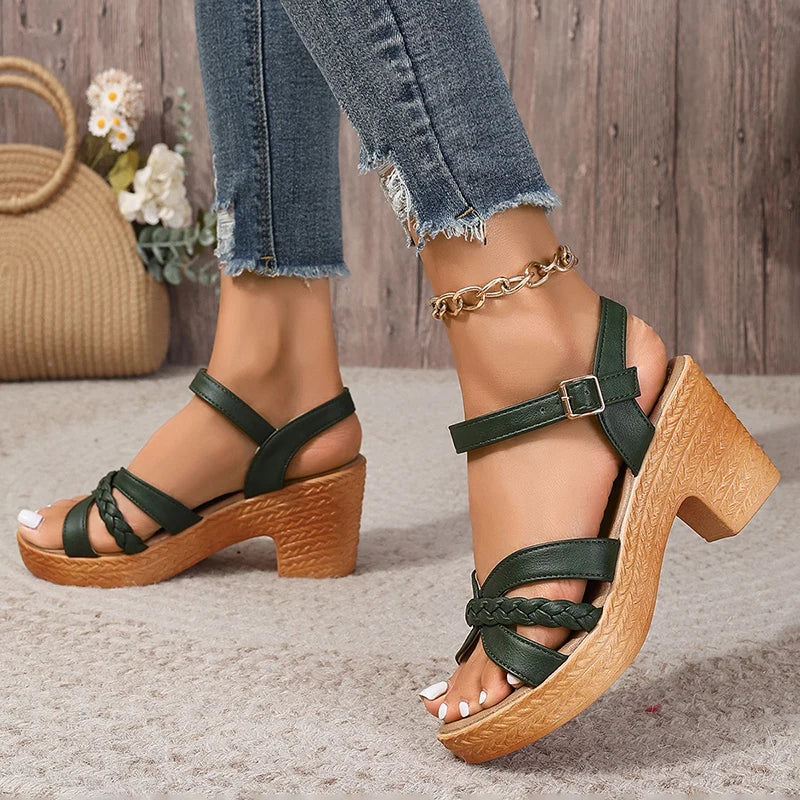 Sandalias Bianca verdes con tacón ancho, tiras trenzadas cruzadas y hebilla frontal