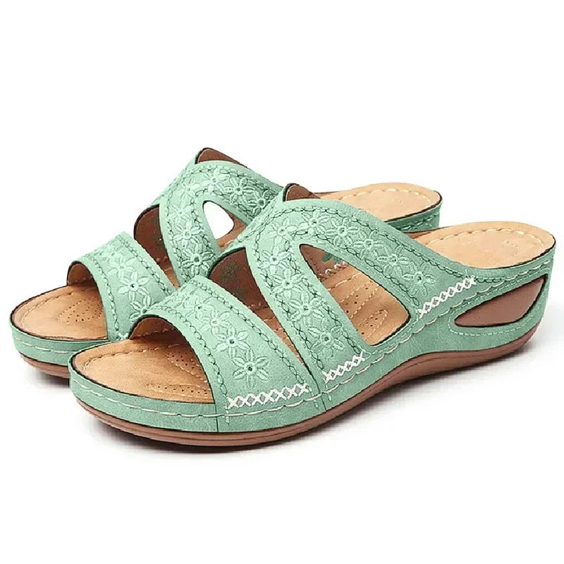 Sandalias verdes tipo cuña baja con flores bordadas, tiras caladas y suela beige