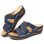 Sandalias de tejido azul marino con flores, tira cruzada y costuras blancas