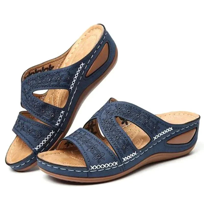 Sandalias de tejido azul marino con flores, tira cruzada y costuras blancas