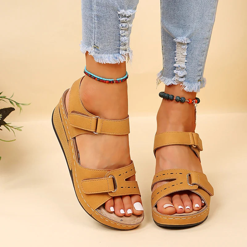 Sandalias Celeste camel con dos correas y suela de cuña antideslizante