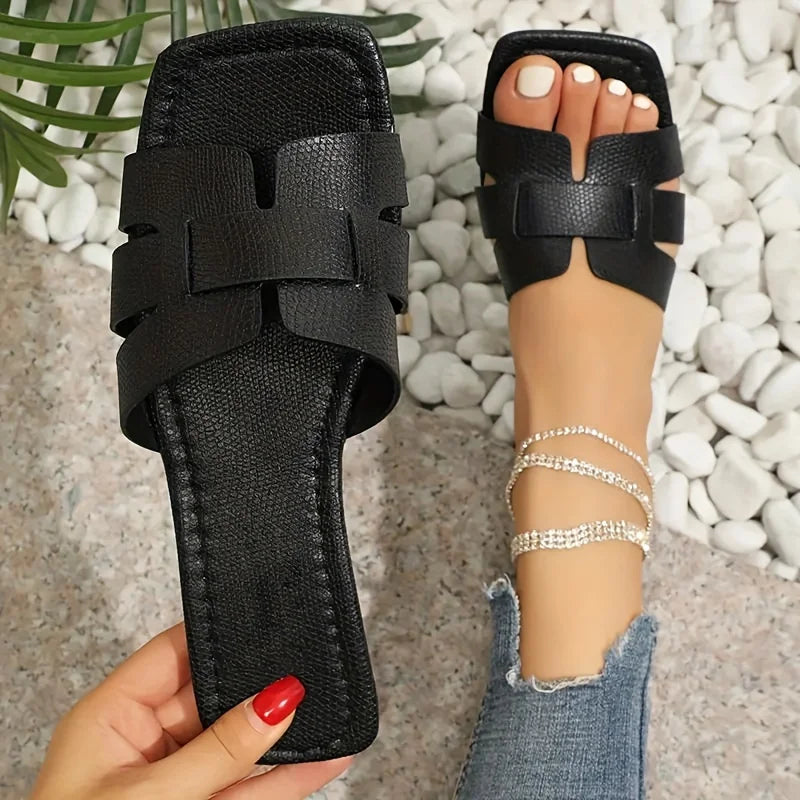 Sandalias Inés negras con tiras anchas y cierre tipo hebilla en el empeine