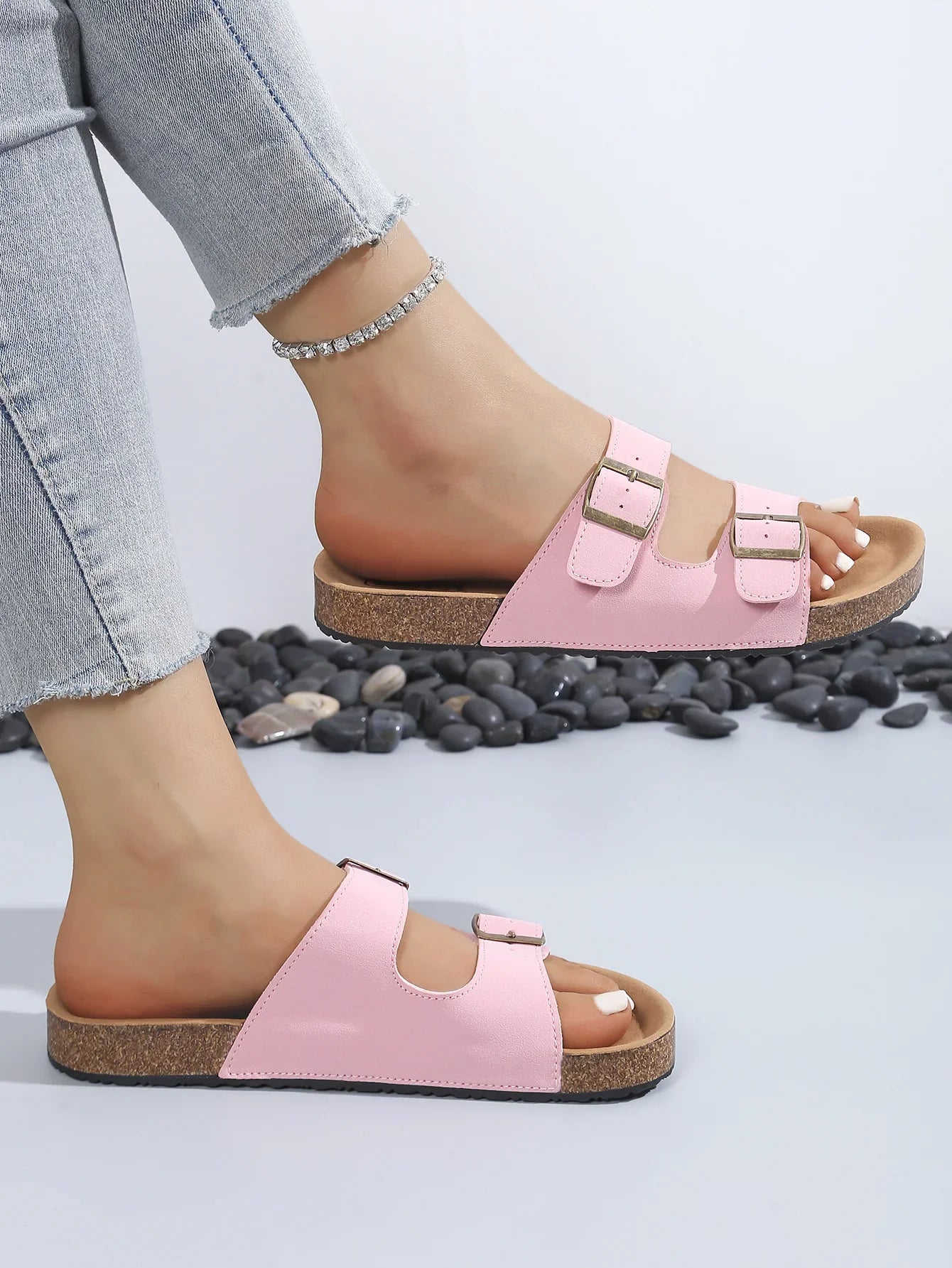 Sandalias Adriana rosa con tiras ajustables y hebillas metálicas, suela de corcho