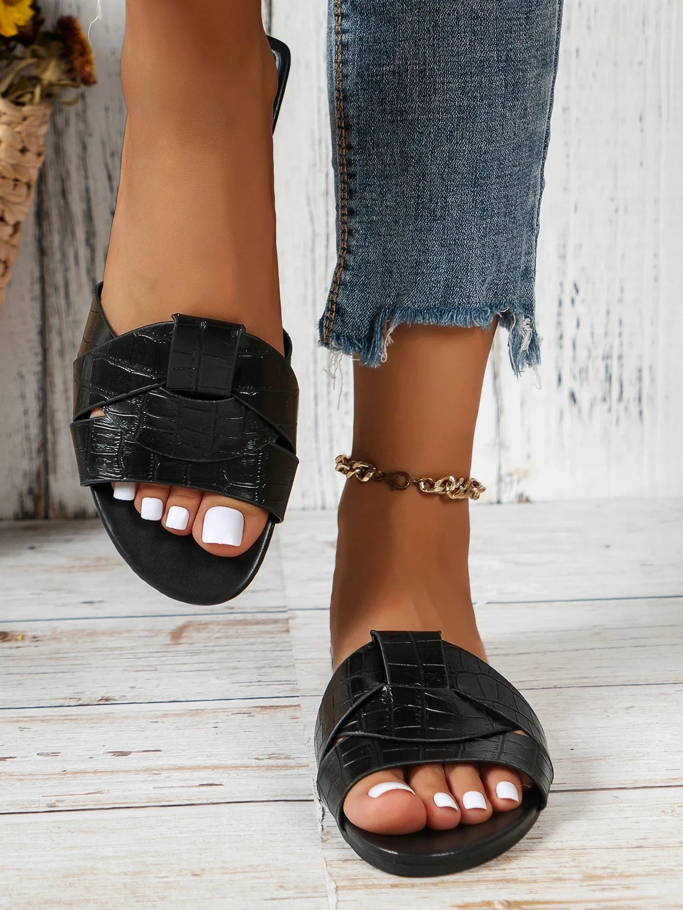 Sandalias Noa negras con tiras anchas tipo cocodrilo y suela plana