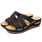 Sandalias de tiras negras con cuña, diseño floral calado y costuras blancas