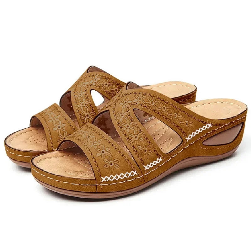 Sandalias marrones con estampado floral, tiras perforadas y suela beige