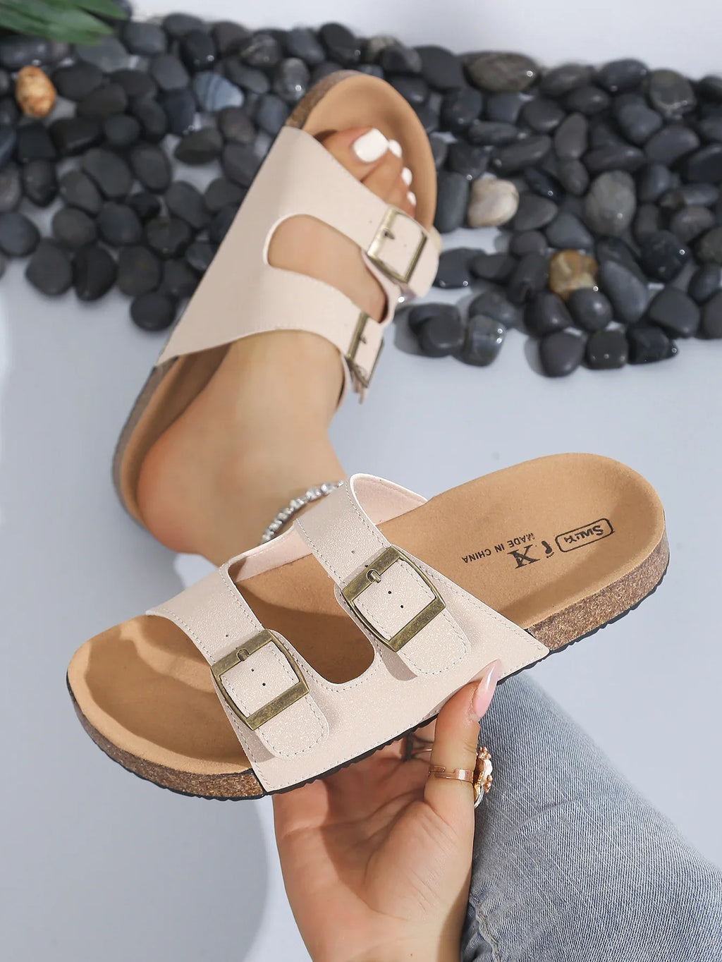 Sandalias Adriana beige claro con doble tira y hebillas para ajuste
