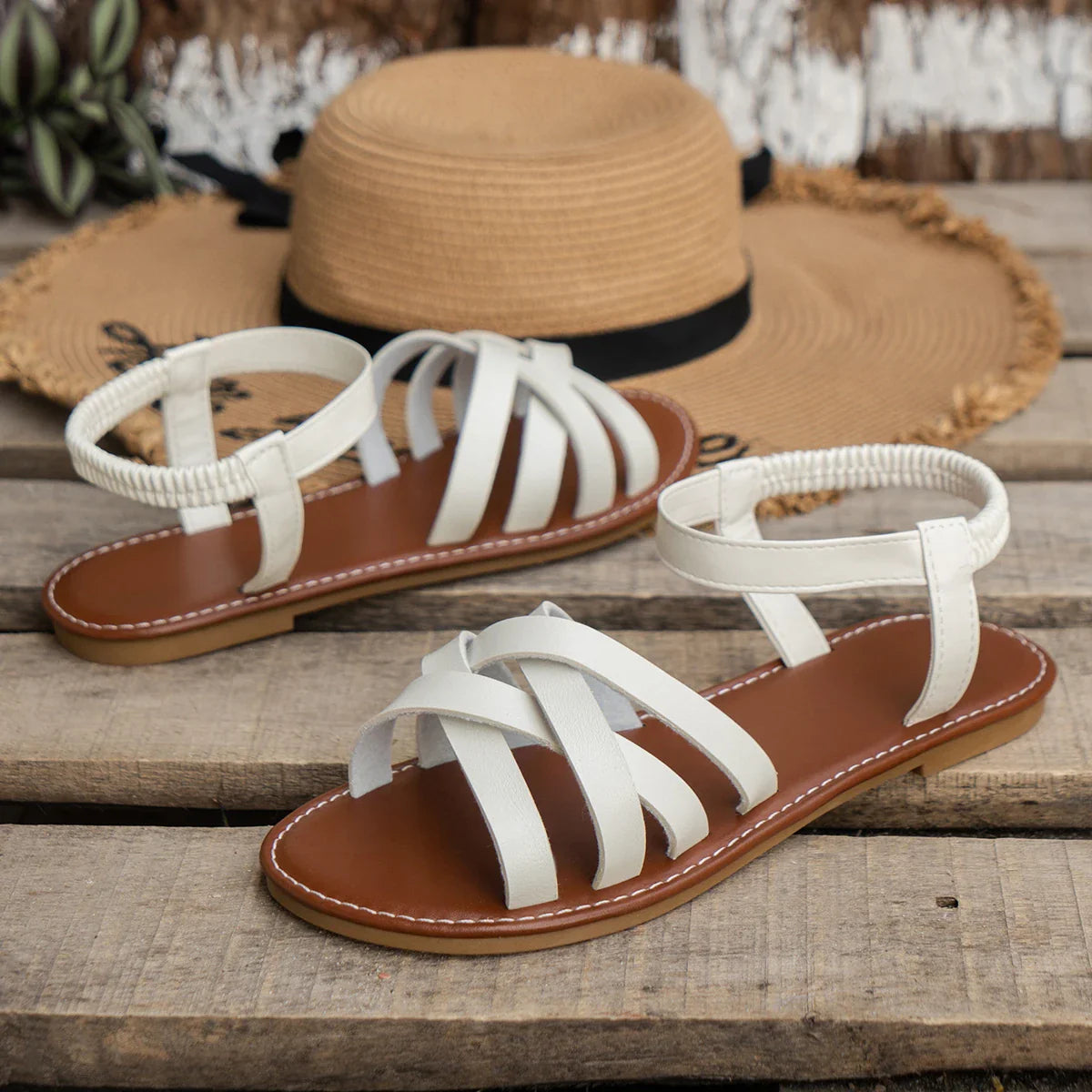 Sandalias blancas de varias tiras con acabado abierto y suela plana.