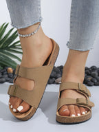Sandalias Adriana color topo con doble tira y hebillas metálicas