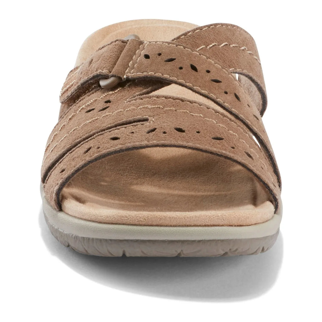 Sandalias marrones con tiras perforadas, costuras visibles y punta abierta.