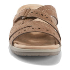 Sandalias marrones con tiras perforadas, costuras visibles y punta abierta.