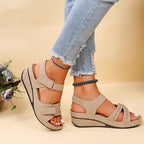 Sandalias Celeste beige de plataforma con doble tira y puntera abierta