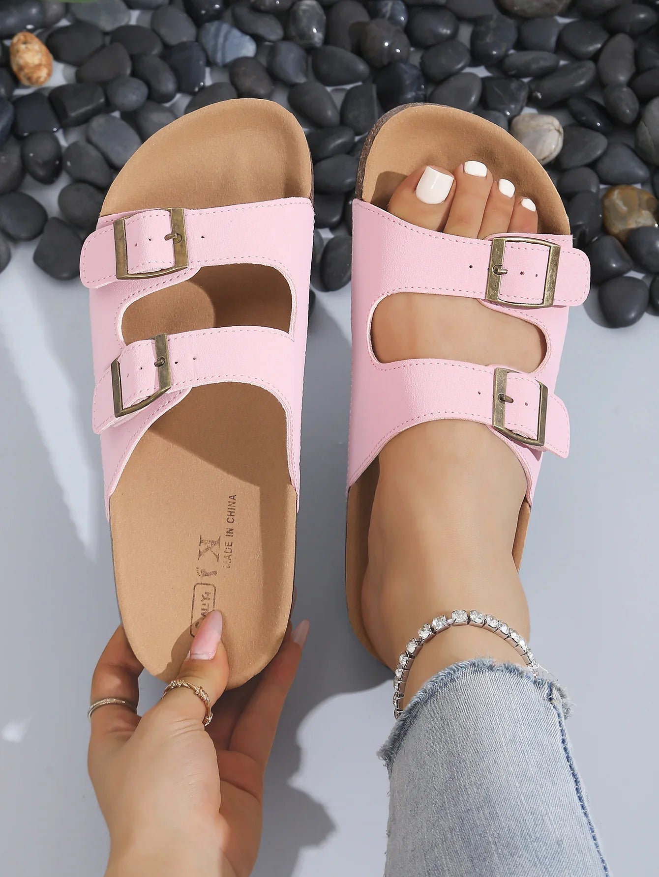 Sandalias Adriana rosa con correas cruzadas y hebillas metálicas, suela de corcho