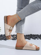 Sandalias Adriana beige claro con tiras cruzadas y dos hebillas