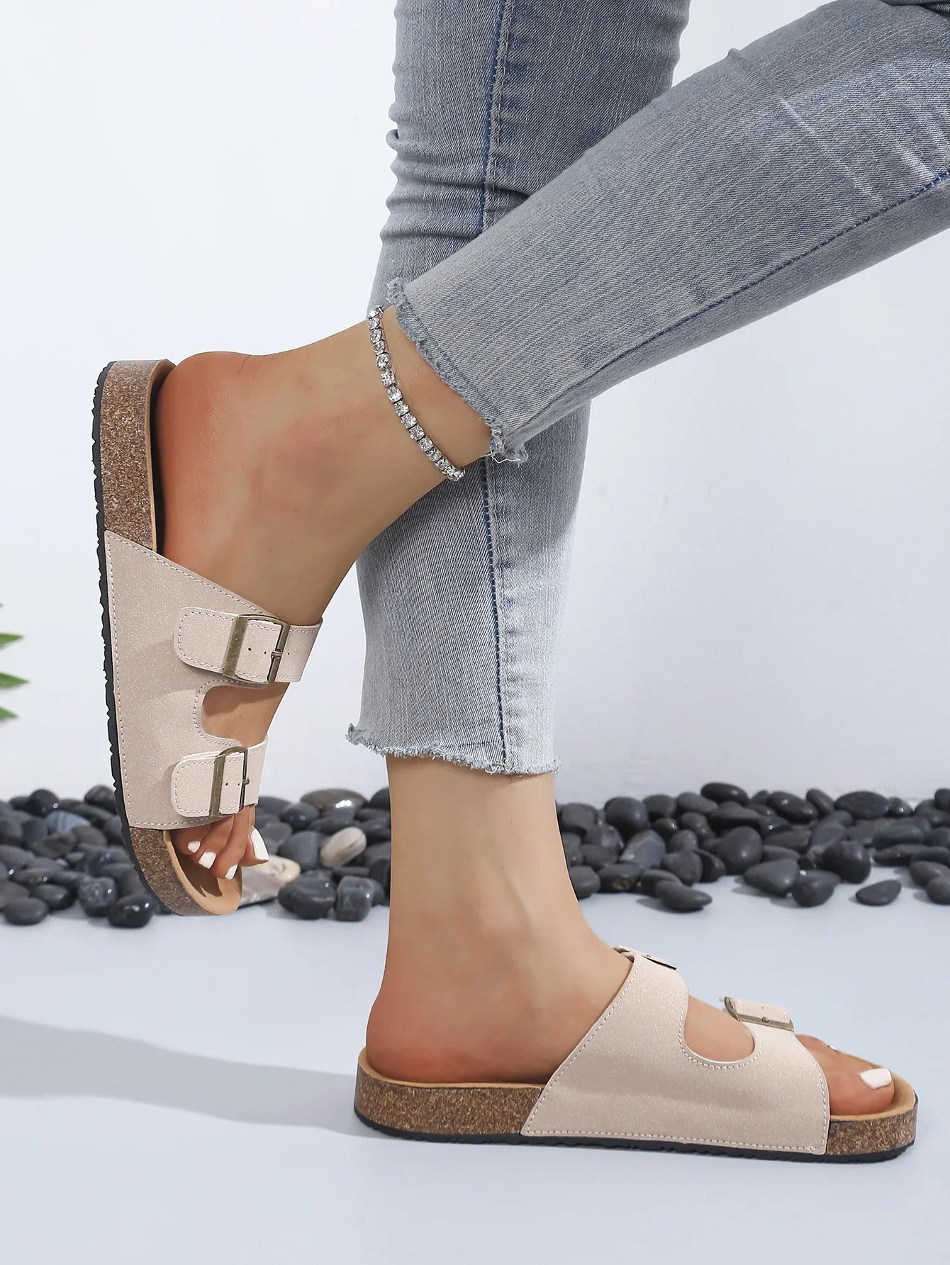 Sandalias Adriana beige claro con tiras cruzadas y dos hebillas