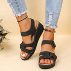 Sandalias Celeste negras de plataforma con tiras al empeine y suela gruesa