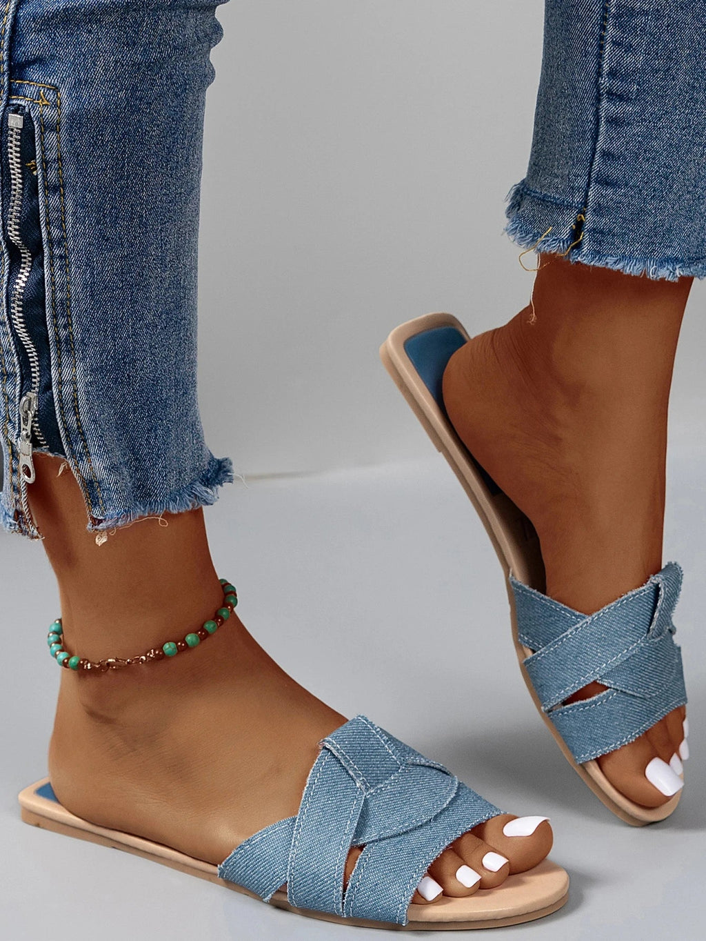 Sandalias Noa azules de tiras cruzadas, tacón plano y suela beige