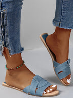 Sandalias Noa azules de tiras cruzadas, tacón plano y suela beige