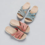 Sandalias de varios colores (azul cielo, rosa y durazno) con tiras perforadas.
