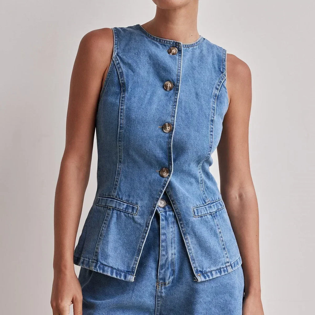 Conjunto de mezclilla azul claro: chaleco sin mangas con botones y short