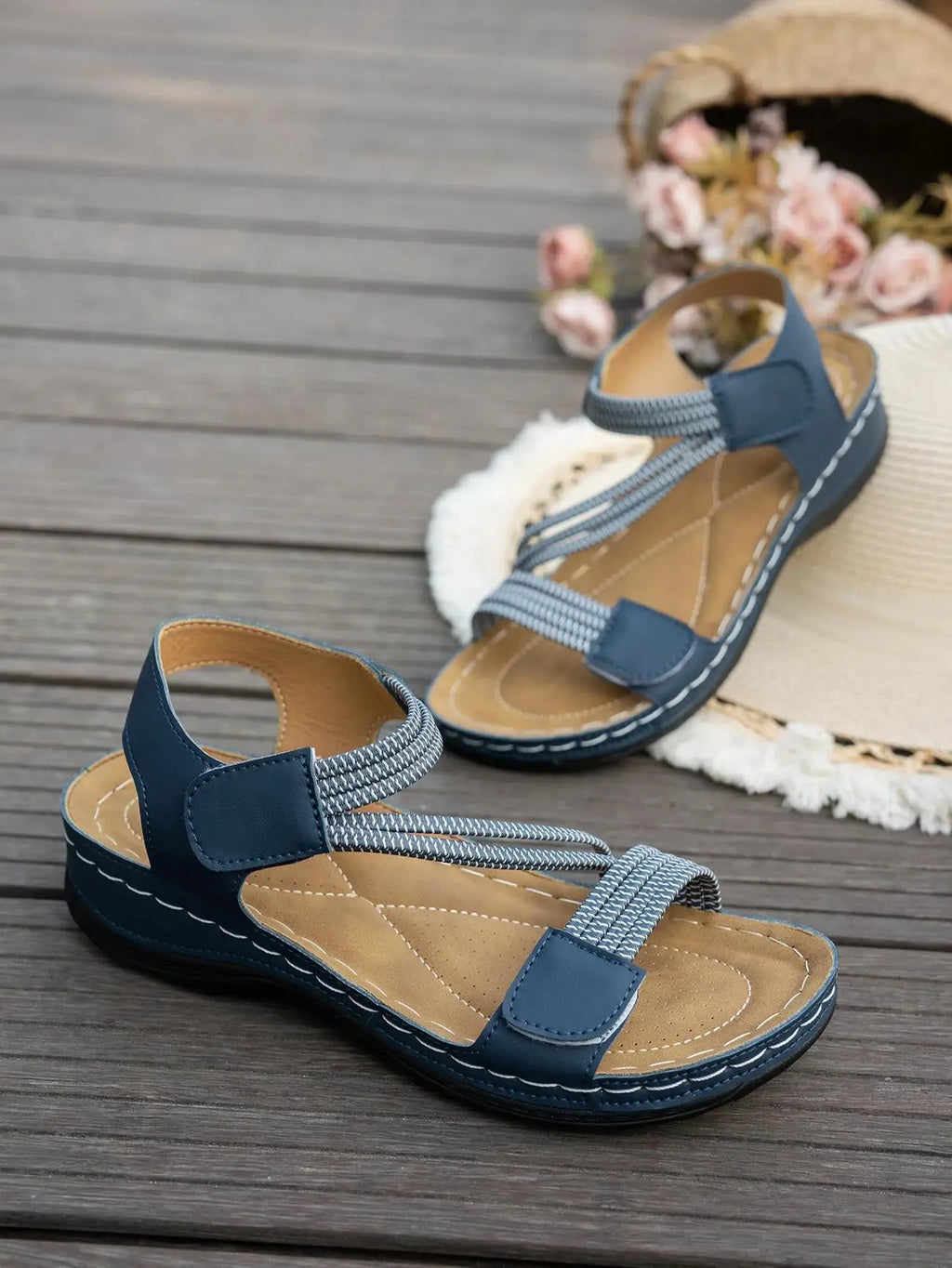 Sandalias Alba azul marino de tiras trenzadas con suela negra y planta beige