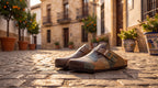 Zapatos de madera patchwork caqui y azul verdoso, con correas y hebilla metálica