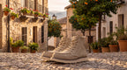 Botas con punta redonda beige en el suelo, bota alta con cordones