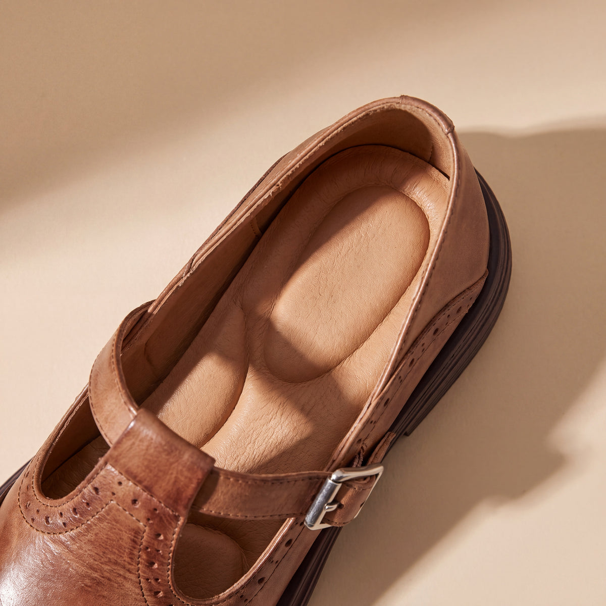 Mocasín Louisa™ de cuero marrón con tira y hebilla, vista lateral interior