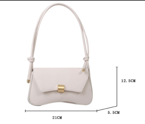 Bolso mini blanco con hebilla dorada; medidas 21×12.5×5.5 cm.