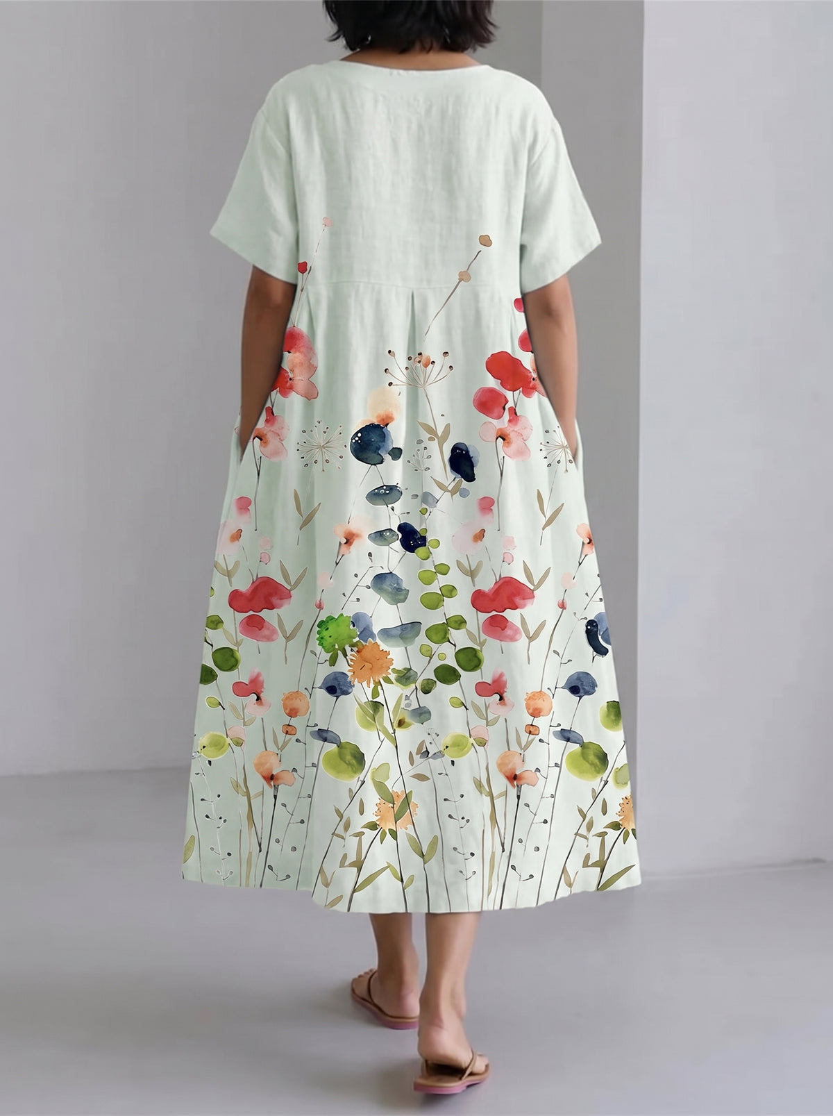 Vestido fluido blanco con estampado floral, mangas cortas y falda midi