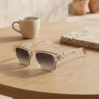 Gafas con montura transparente y lentes ahumadas oscuras, diseño cuadrado