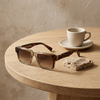 Gafas con montura carey oscura y lentes marrón oscuro, estilo cuadrado