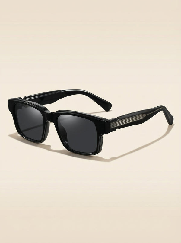Gafas de sol de montura negra con lentes oscuros cuadradas