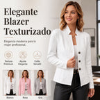 Chaqueta SOFI texturizada blanca con botones frontales y solapa, estilo tipo blazer