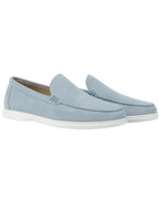 Mocasines de gamuza azul claro con costuras y suela blanca