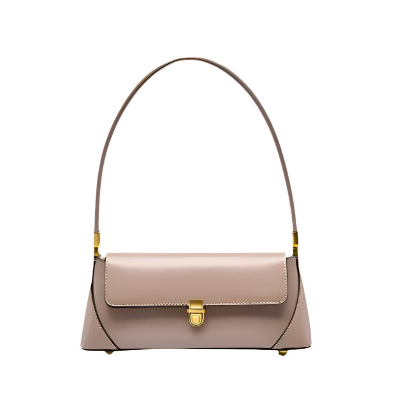 Bolso bandolera de color beige con asa curva y solapa con cierre dorado