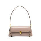 Bolso bandolera de color beige con asa curva y solapa con cierre dorado
