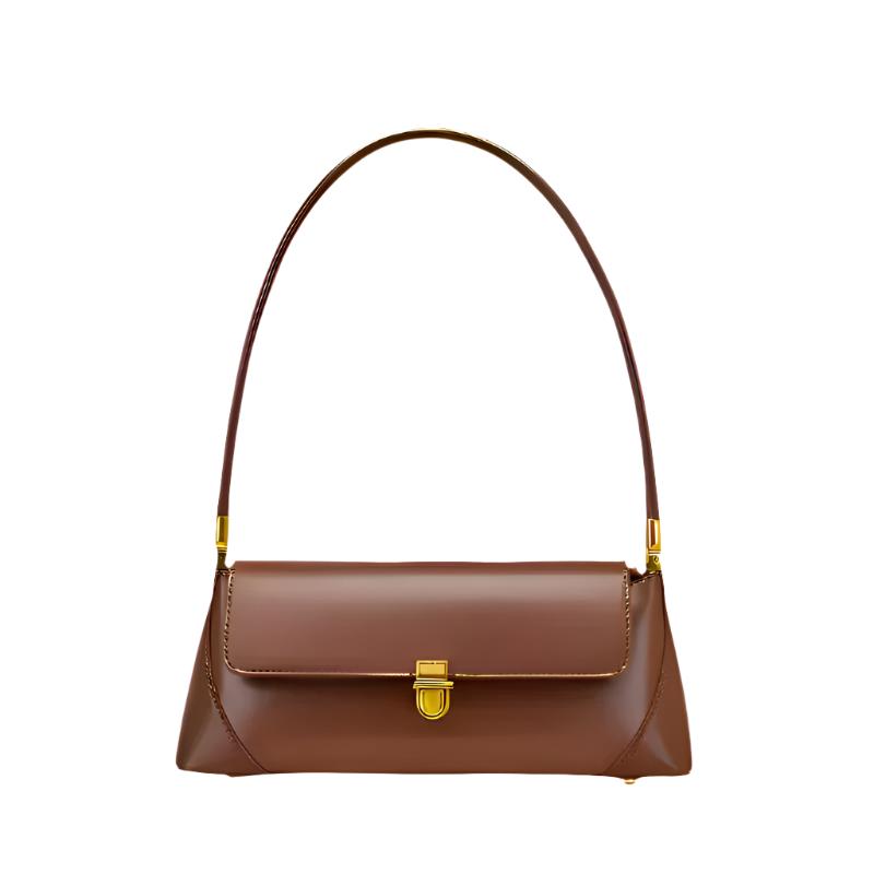 Bolso bandolera marrón con asa curva, solapa con cierre dorado y base plana